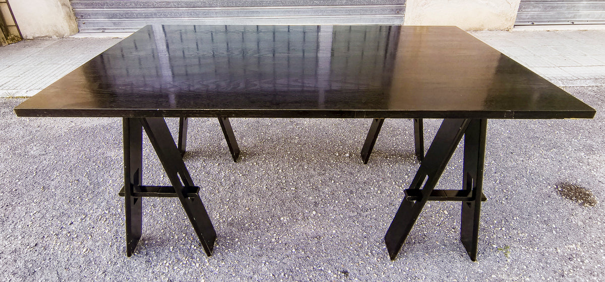 Tavolo in legno colorato nero ditta Acerbis con gambe pieghevoli richiudibili Italia 1980