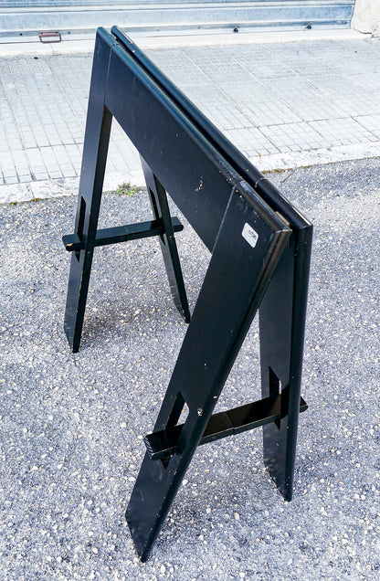 Tavolo in legno colorato nero ditta Acerbis con gambe pieghevoli richiudibili Italia 1980