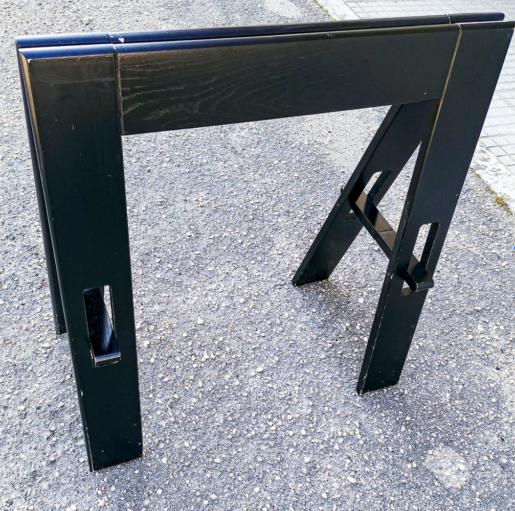 Tavolo in legno colorato nero ditta Acerbis con gambe pieghevoli richiudibili Italia 1980