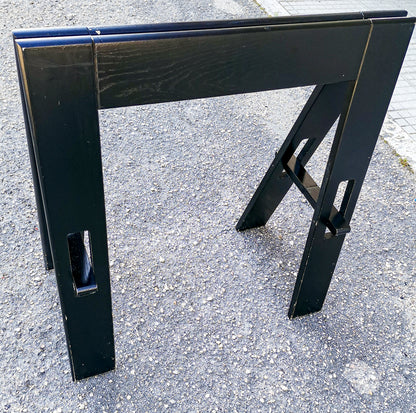 Tavolo in legno colorato nero ditta Acerbis con gambe pieghevoli richiudibili Italia 1980