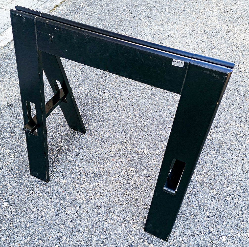 Tavolo in legno colorato nero ditta Acerbis con gambe pieghevoli richiudibili Italia 1980