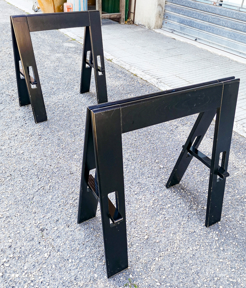 Tavolo in legno colorato nero ditta Acerbis con gambe pieghevoli richiudibili Italia 1980
