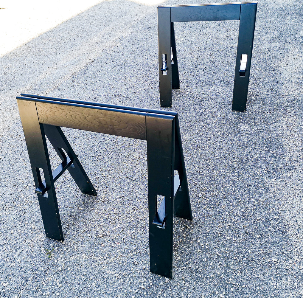 Tavolo in legno colorato nero ditta Acerbis con gambe pieghevoli richiudibili Italia 1980