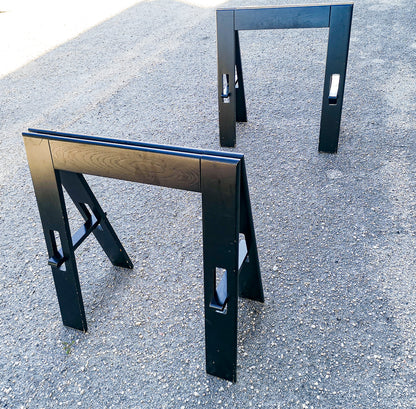 Tavolo in legno colorato nero ditta Acerbis con gambe pieghevoli richiudibili Italia 1980