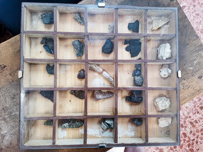 Gruppo di 4 teche  per scuola contenenti  minerali anni primi 900