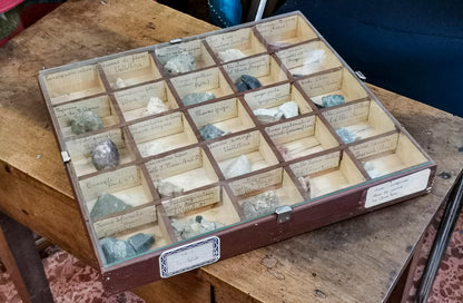 Gruppo di 4 teche  per scuola contenenti  minerali anni primi 900