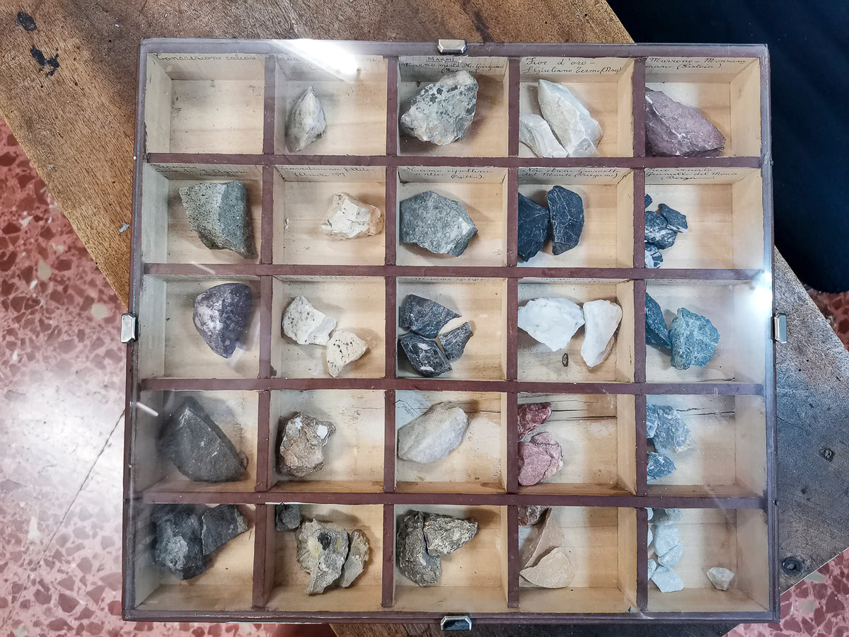 Gruppo di 4 teche  per scuola contenenti  minerali anni primi 900