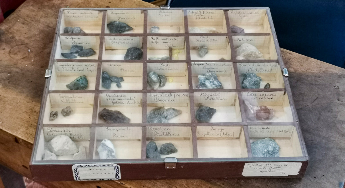 Gruppo di 4 teche  per scuola contenenti  minerali anni primi 900
