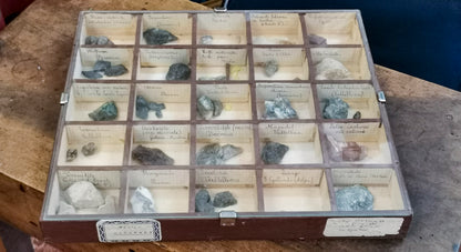 Gruppo di 4 teche  per scuola contenenti  minerali anni primi 900