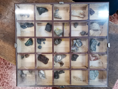 Gruppo di 4 teche  per scuola contenenti  minerali anni primi 900