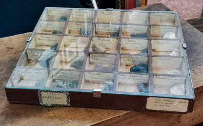 Gruppo di 4 teche  per scuola contenenti  minerali anni primi 900