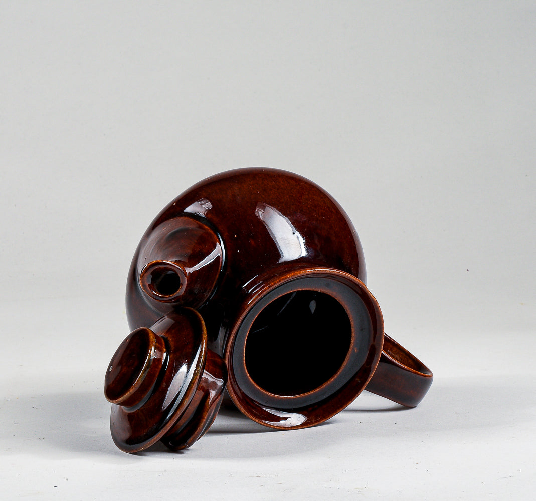 Teiera brocca in terracotta smaltata marrone lucido invetriato con manico 1960