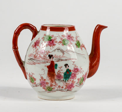 Teiera cinese orientale con decori a rilievo