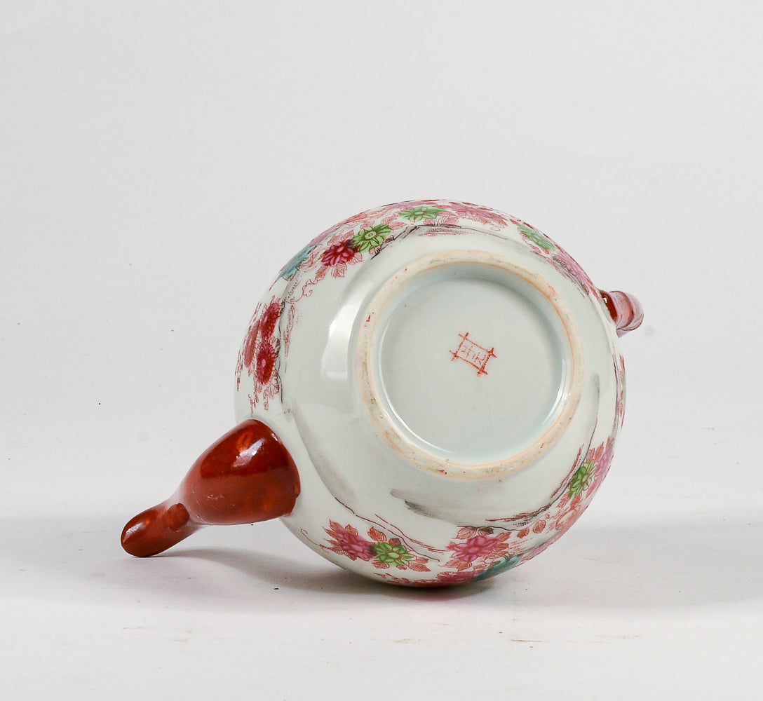 Teiera cinese orientale con decori a rilievo
