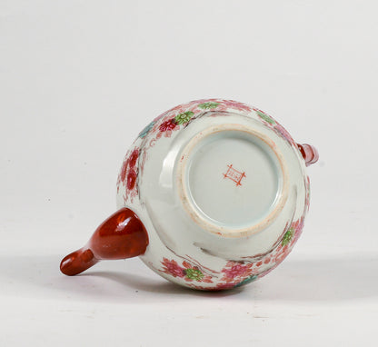 Teiera cinese orientale con decori a rilievo