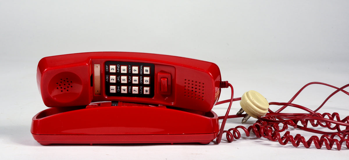 Teleono in plastica rosso da parete o da appoggio della ditta CAT con collegamento tripolare Italia 1980