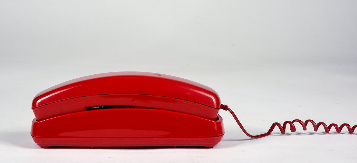 Teleono in plastica rosso da parete o da appoggio della ditta CAT con collegamento tripolare Italia 1980